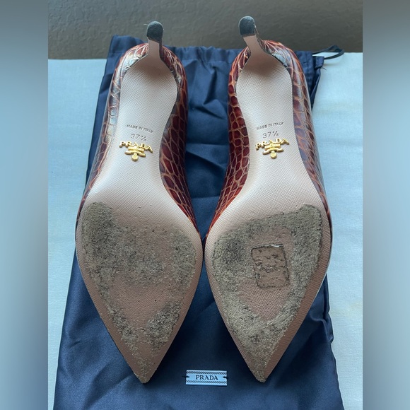 Prada Heels
Size 7.5
Brown pattern - Picture 3 of 6